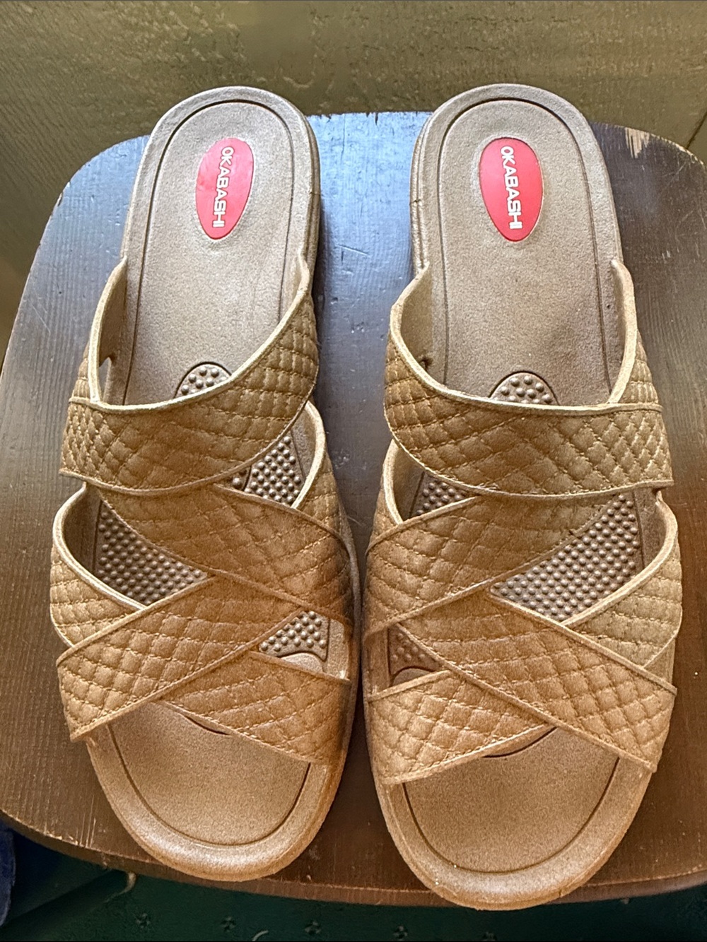 NWOT Okabashi Size Large Quilted Cross-Strap Slide Sandals in Tan